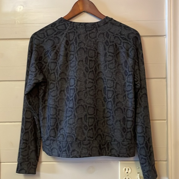 BEYOND YOGA Snakeskin Print
Raglan Crew Sweatshirt Size XS. - Picture 6 of 9
